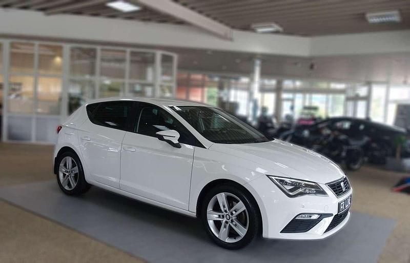 White candy Gebraucht 2017 Seat Leon FR Limousine | 13.890 € (Fairer Preis) - Bild 1/4