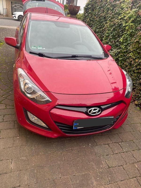 Rot Gebraucht 2013 Hyundai i30 Classic Limousine | 6.500 € (Fairer Preis) - Bild 1/4