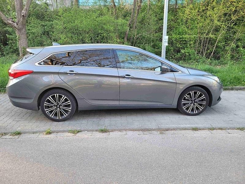Gebraucht Hyundai i40 Premium 141 PS (103 kW) 2017 Grau Kombi