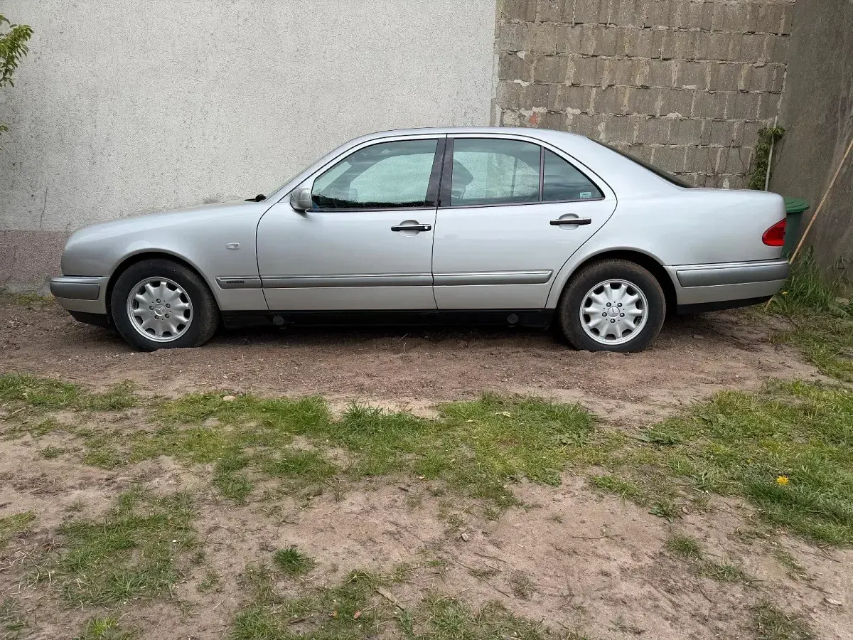 Gebraucht Mercedes E230 150 PS (110 kW) 1997 Silber Limousine