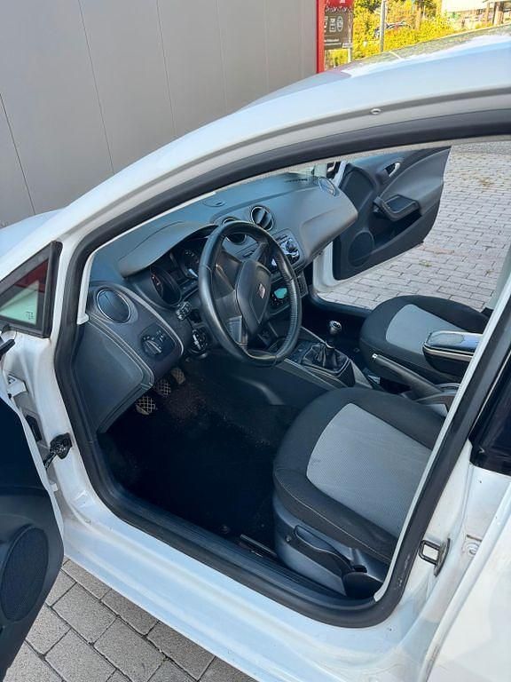 Weiß Gebraucht 2012 Seat Ibiza Style Limousine | 3.200 € (Guter Preis) - Bild 1/4