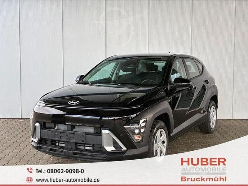 Abyss black Neu 2025 Hyundai Kona Comfort SUV | 23.850 € (Fairer Preis) - Bild 1/4
