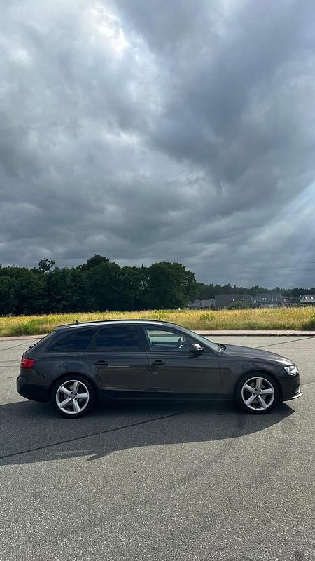 Schwarz Gebraucht 2012 Audi A4 Kombi | 10.500 € (Etwas zu teuer) - Bild 1/4