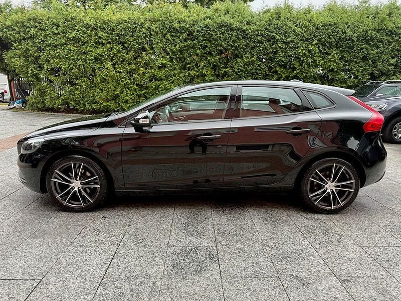 Schwarz Gebraucht 2015 Volvo V40 You! Kombi | 10.980 € (Guter Preis) - Bild 1/4