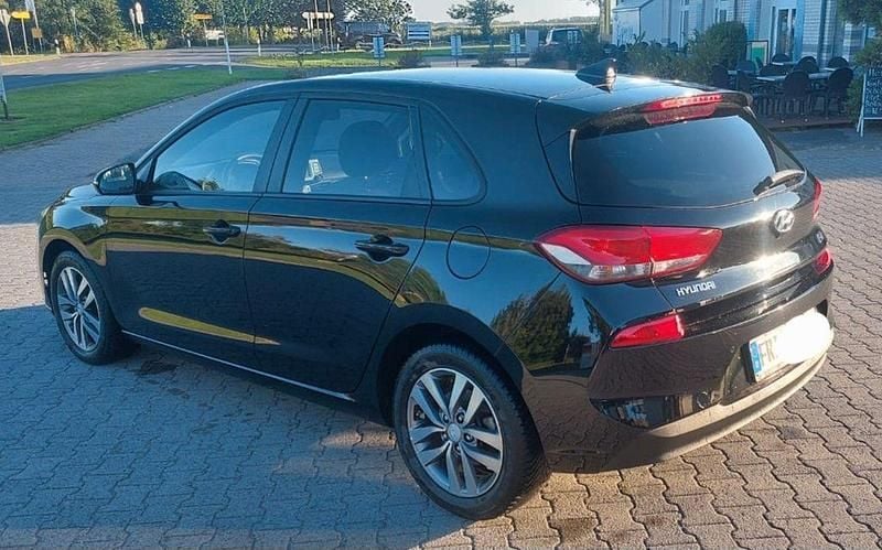 Schwarz Gebraucht 2018 Hyundai i30 Passion Limousine | 9.500 € (Superpreis) - Bild 1/4