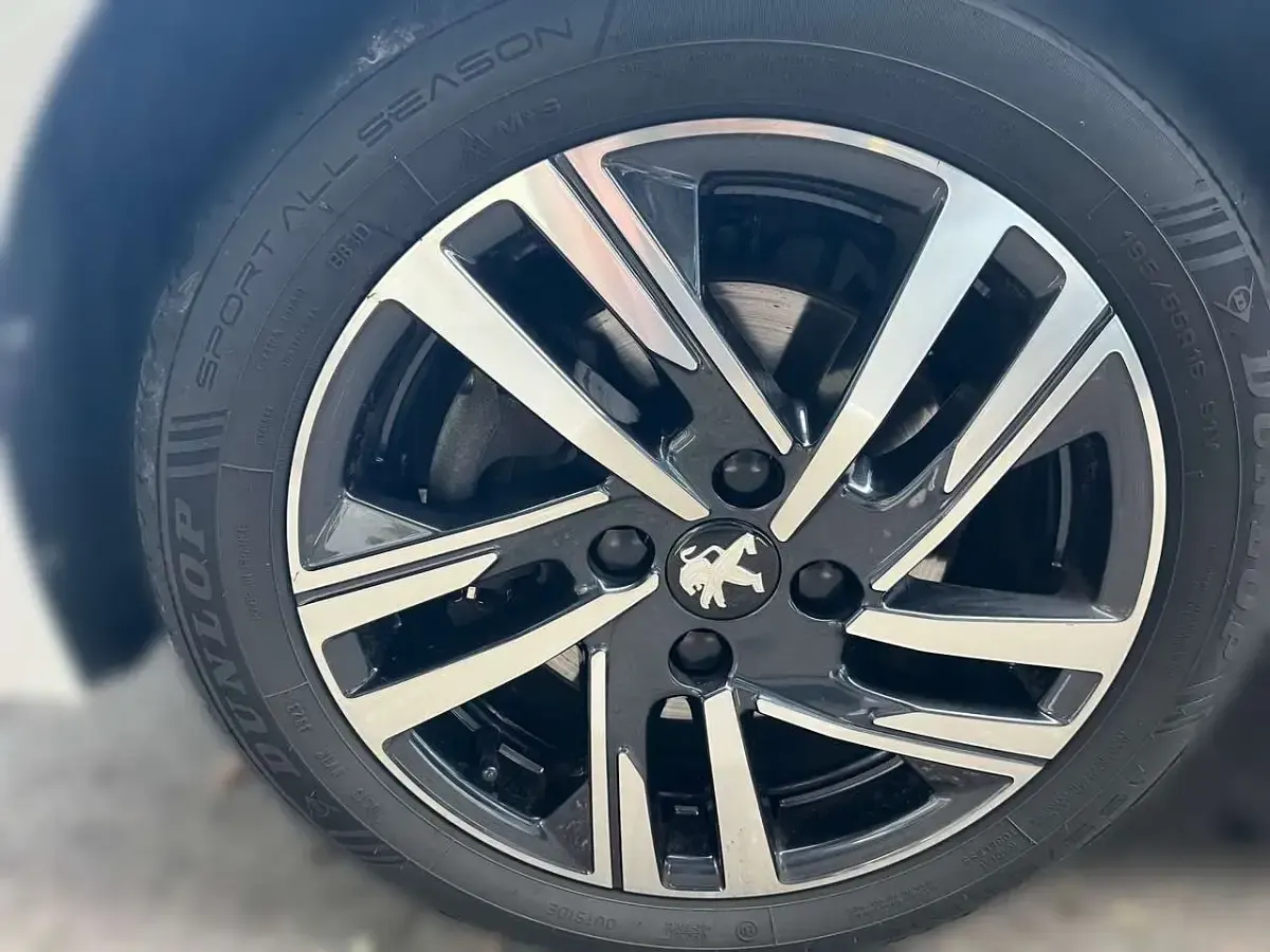 Gebraucht Peugeot 208 Active 101 PS (74 kW) 2023 Weiß Kleinwagen