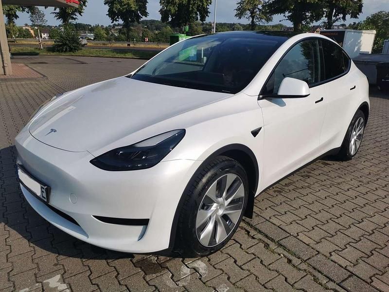 Weiß Gebraucht 2023 Tesla Model Y RWD SUV | 36.700 € (Fairer Preis) - Bild 1/4