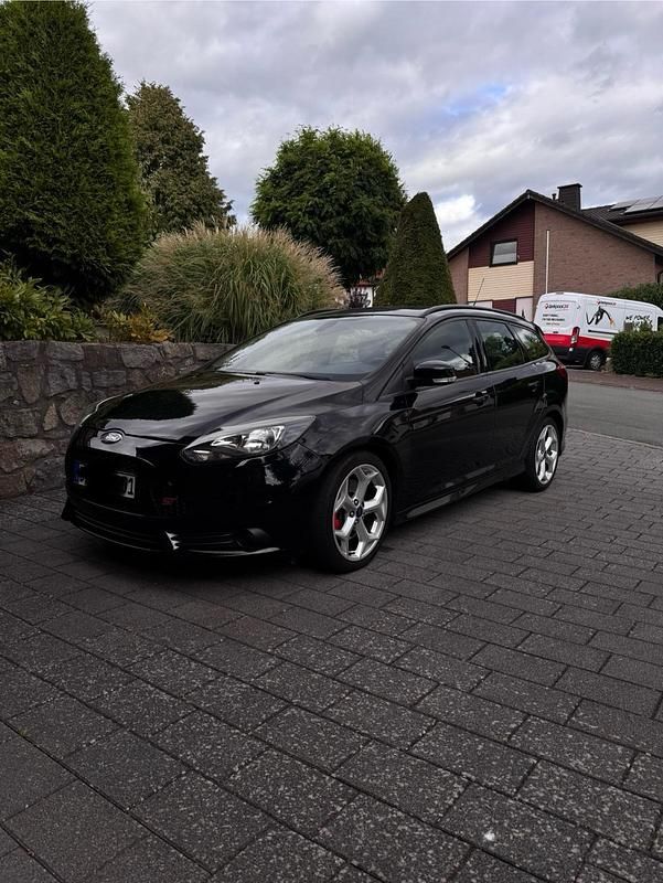 Schwarz Gebraucht 2013 Ford Focus ST Kombi | 10.750 € (Etwas zu teuer) - Bild 1/4