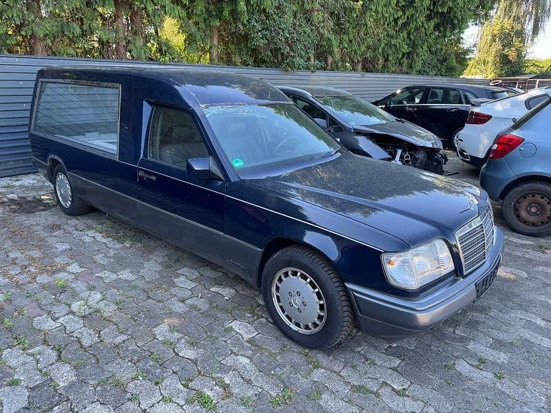 Blau Gebraucht 1993 Mercedes E280 | 3.990 € - Bild 1/4