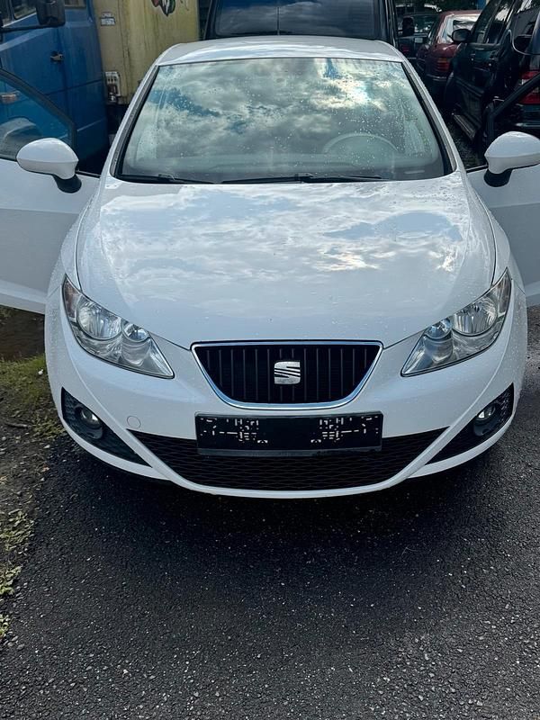 Weiß Gebraucht 2009 Seat Ibiza Kleinwagen | 2.550 € (Fairer Preis) - Bild 1/4
