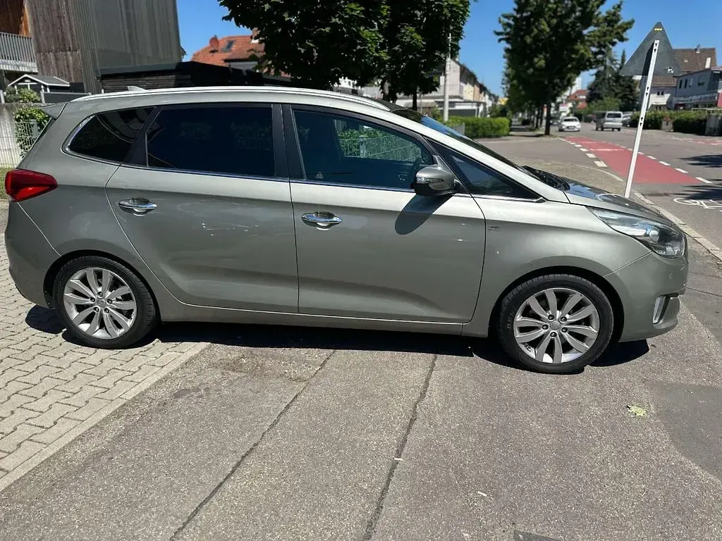 Gebraucht Kia Carens DREAM-TEAM Edition 141 PS (103 kW) 2015 Celestialsilber met. Van / Kleinbus