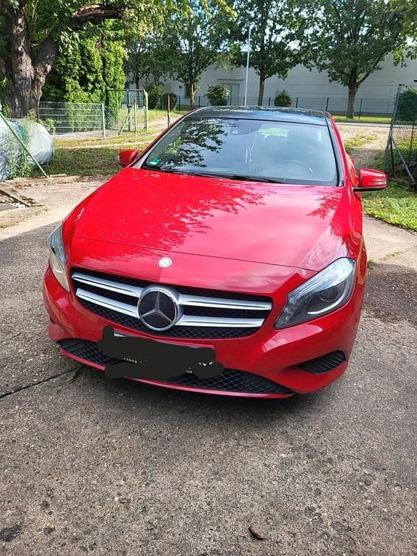 Rot Gebraucht 2013 Mercedes A180 Limousine | 8.000 € (Superpreis) - Bild 1/4