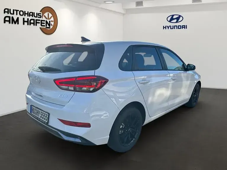 Gebraucht Hyundai i30 Advantage 101 PS (74 kW) 2024 Atlas white / sol Limousine