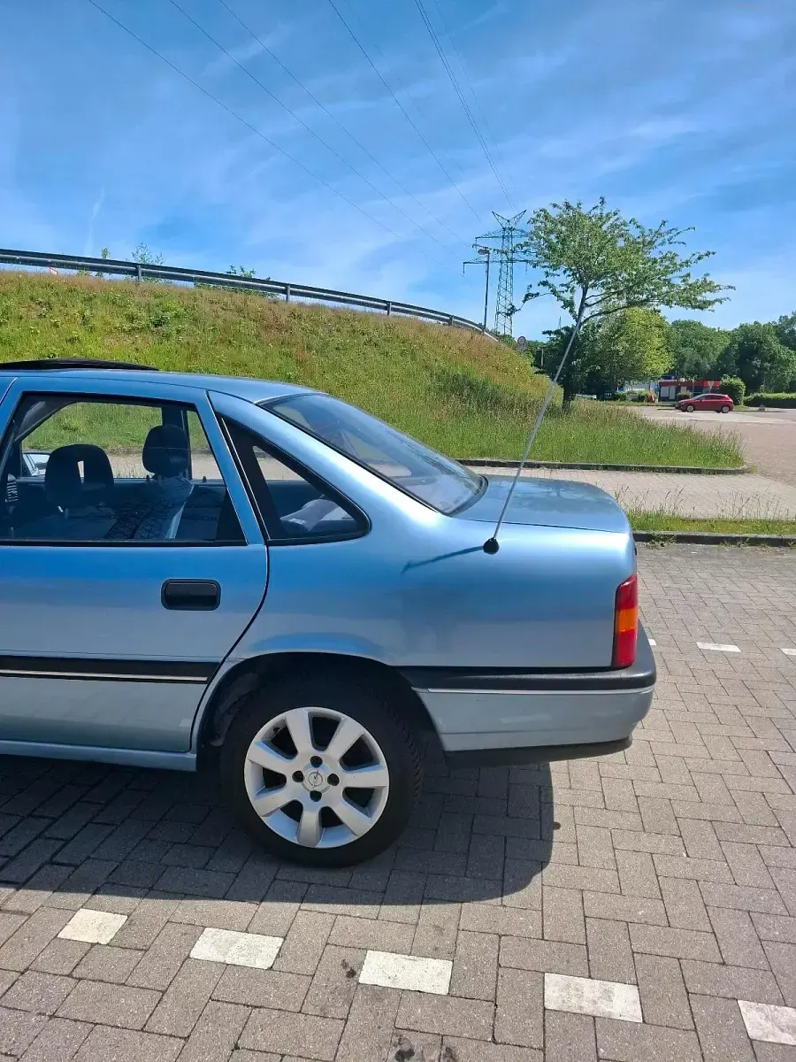 Gebraucht Opel Vectra 90 PS (66 kW) 1990 Blau Kleinwagen