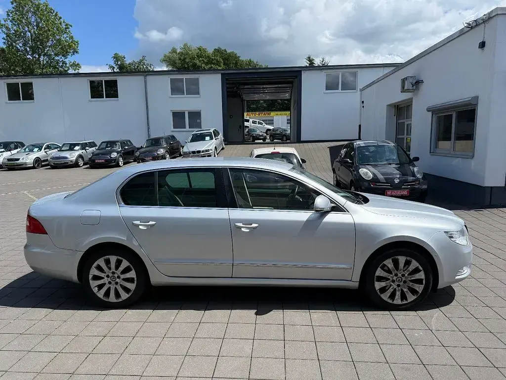 Gebraucht Skoda Superb Elegance 160 PS (117 kW) 2011 Silber Limousine
