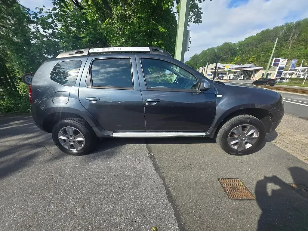 Gebraucht Dacia Duster Lauréate 114 PS (83 kW) 2016 Grau "comete" SUV