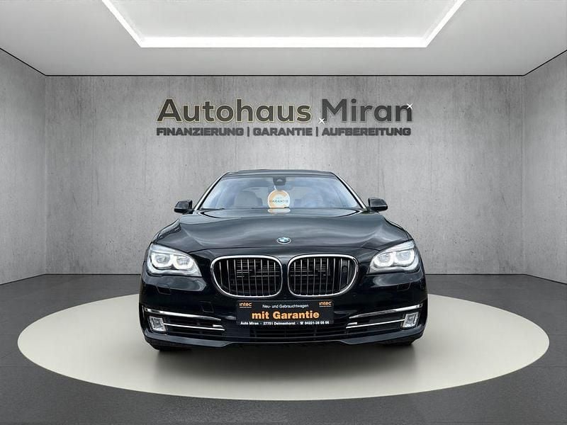 Black sapphire metallic Gebraucht 2015 BMW 750L Limousine | 29.999 € - Bild 1/4