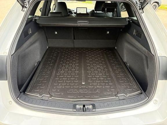 Gebraucht Toyota Corolla Basis 140 PS (102 kW) 2024 Platinum white pearl / black Kombi