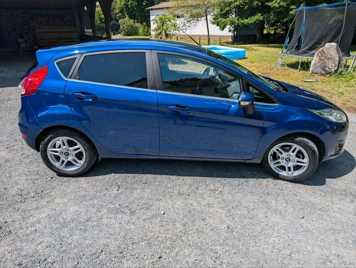 Gebraucht Ford Fiesta Titanium 101 PS (74 kW) 2014 Blau Kleinwagen