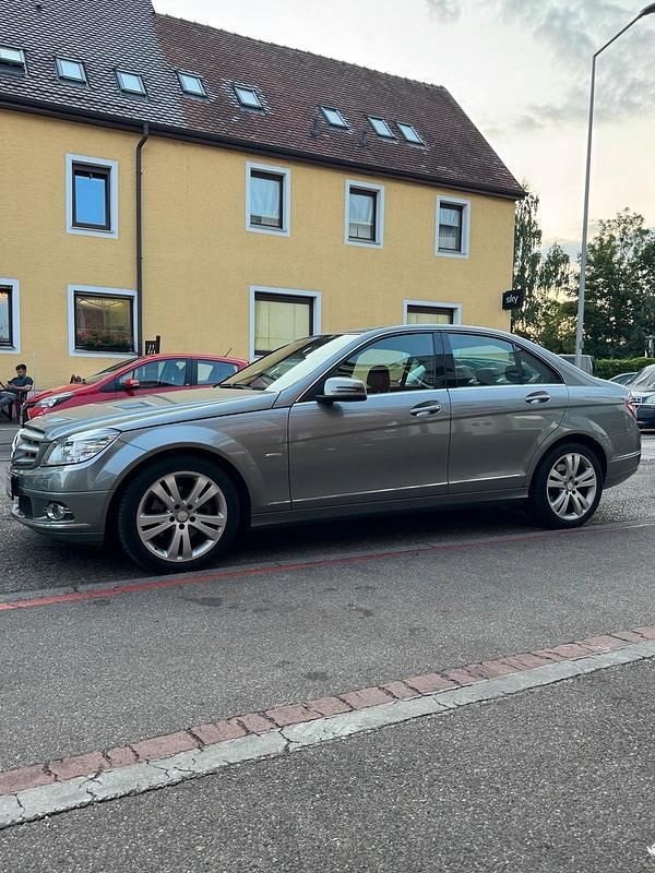 Grau Gebraucht 2009 Mercedes C200 Limousine | 9.500 € (Etwas zu teuer) - Bild 1/4