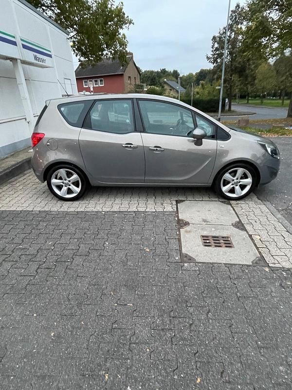 Braun Gebraucht 2011 Opel Meriva Van / Kleinbus | 4.500 € (Guter Preis) - Bild 1/4
