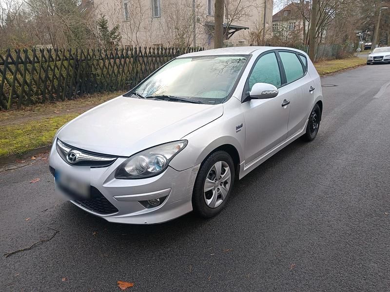 Silber Gebraucht 2011 Hyundai i30 Limousine | 1.700 € - Bild 1/4