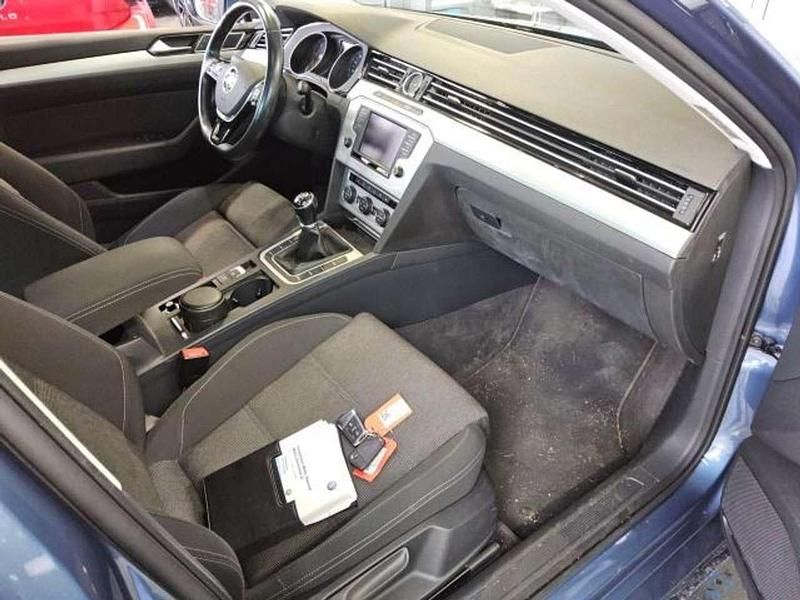 Gebraucht VW Passat Comfortline 150 PS (110 kW) 2014 Harvard blue metallic (metallic) Limousine