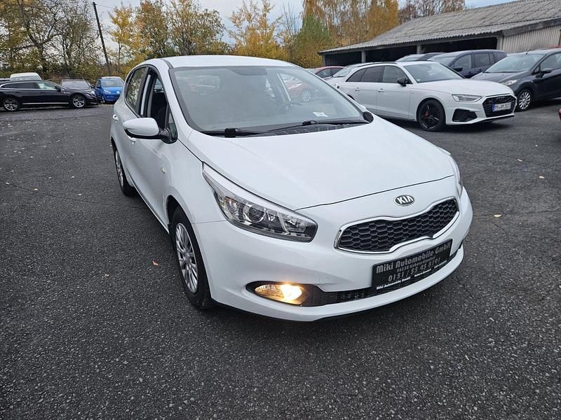 Gebraucht Kia Ceed Attract 99 PS (72 kW) 2014 Weiß Kleinwagen