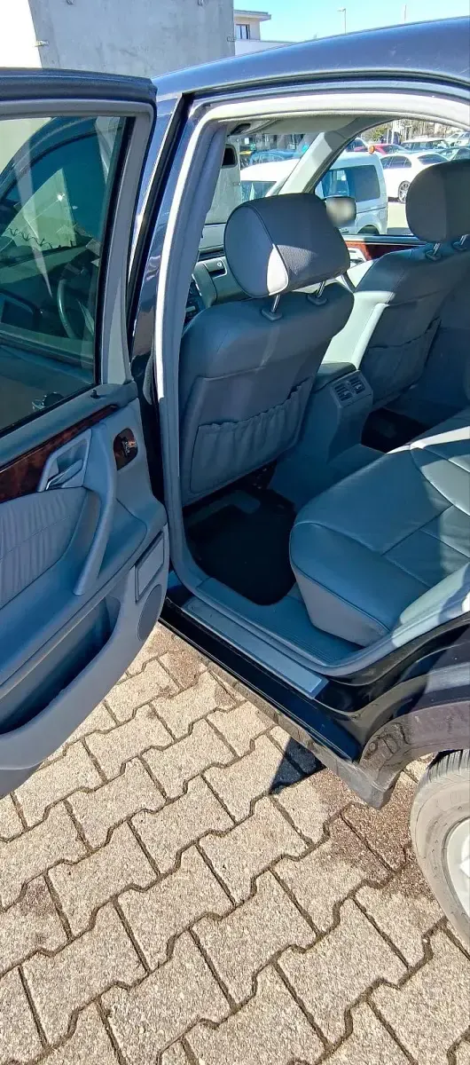 Używany Mercedes E430 279 KM (205 kW) 2001 Czarny Sedan/Limuzyna