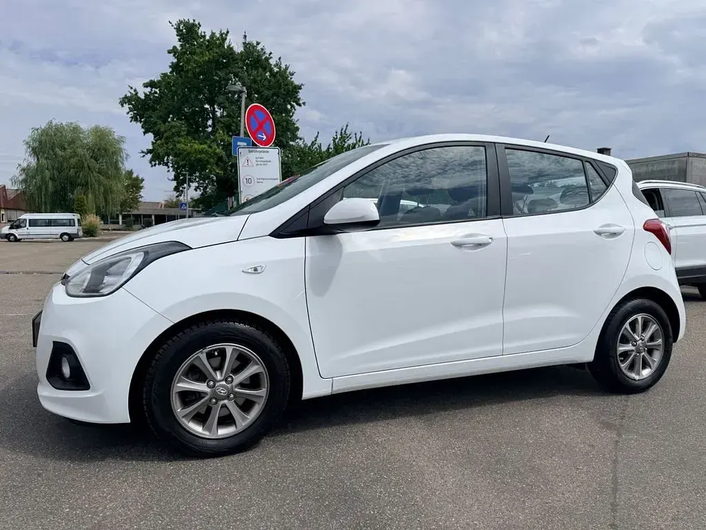 Gebraucht Hyundai i10 Trend 87 PS (63 kW) 2016 Weiß Kleinwagen