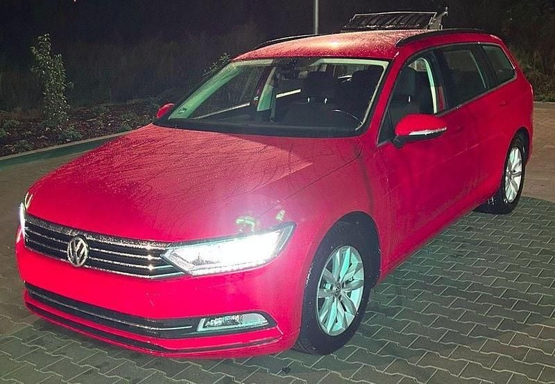 Rot Gebraucht 2016 VW Passat Comfortline Kombi | 7.999 € (Superpreis) - Bild 1/4