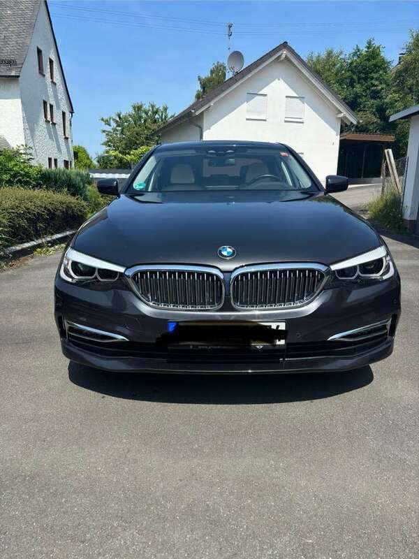 Grau Gebraucht 2019 BMW 520 Luxury Line Limousine | 28.500 € (Fairer Preis) - Bild 1/4