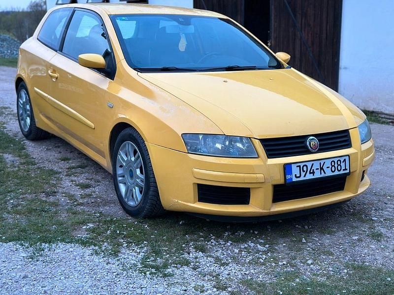 Gelb Gebraucht 2002 Fiat Stilo Abarth Limousine | 4.500 € - Bild 1/4