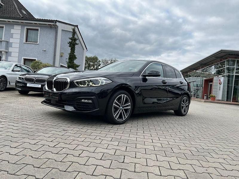 Black sapphire metallic Gebraucht 2022 BMW 116 Advantage Kleinwagen | 23.990 € (Etwas zu teuer) - Bild 1/4