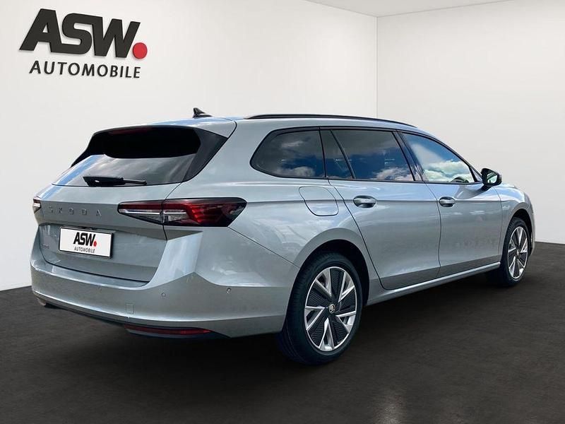 Gebraucht Skoda Superb Selection 150 PS (110 kW) 2024 Pebble silber metallic Kombi