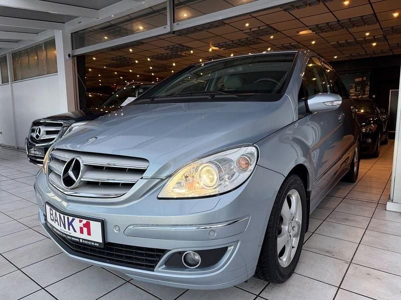 Horizontblau Gebraucht 2007 Mercedes E200 Limousine | 6.999 € (Etwas zu teuer) - Bild 1/4