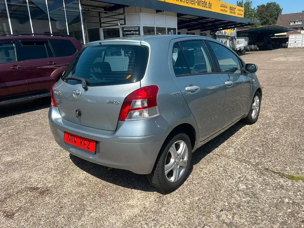 Gebraucht Toyota Yaris 99 PS (72 kW) 2011 Grau Kleinwagen