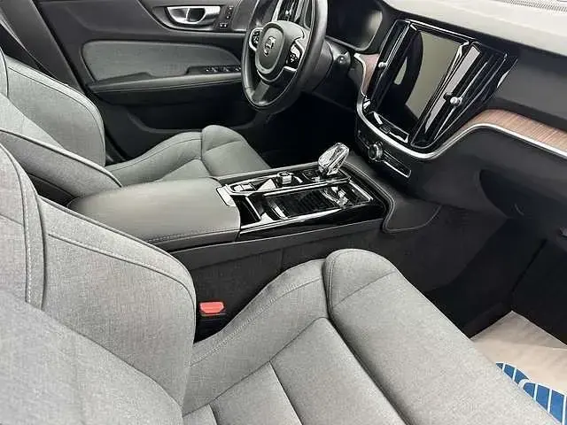 Gebraucht Volvo V60 Plus 253 PS (186 kW) 2022 Grau metallic Kombi