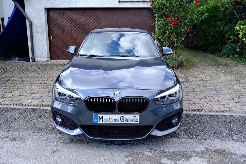 Grau Gebraucht 2018 BMW 120 M Sport Kleinwagen | 21.500 € (Etwas zu teuer) - Bild 1/4