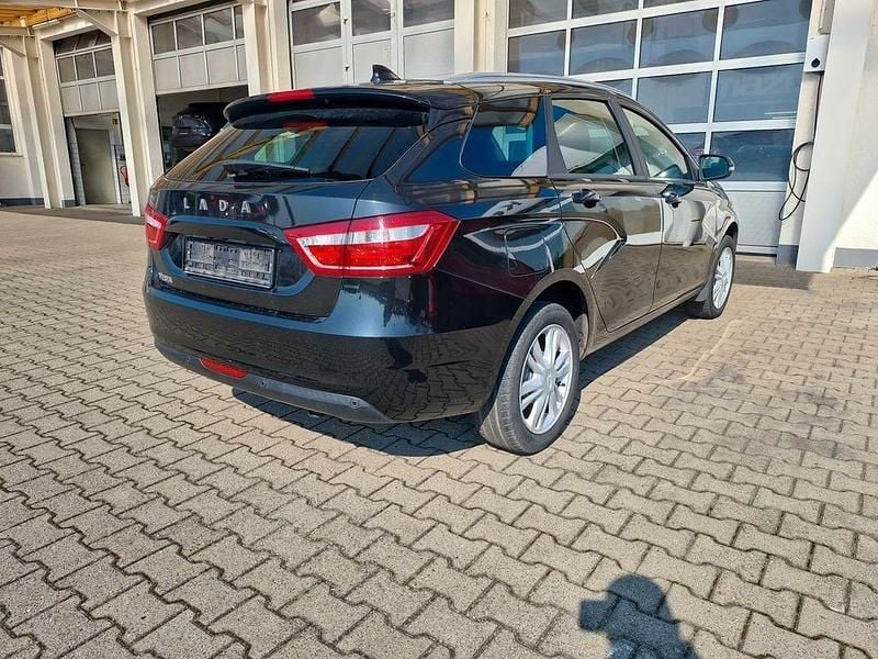 Gebraucht Lada Vesta 102 PS (75 kW) 2018 Schwarz Kombi