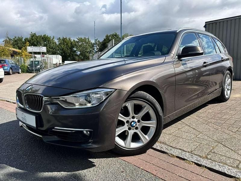 Braun Gebraucht 2013 BMW 320 Luxury Line Kombi | 9.790 € (Superpreis) - Bild 1/4