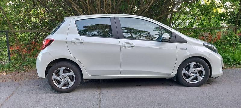 Gebraucht Toyota Yaris 101 PS (74 kW) 2016 Weiß Limousine