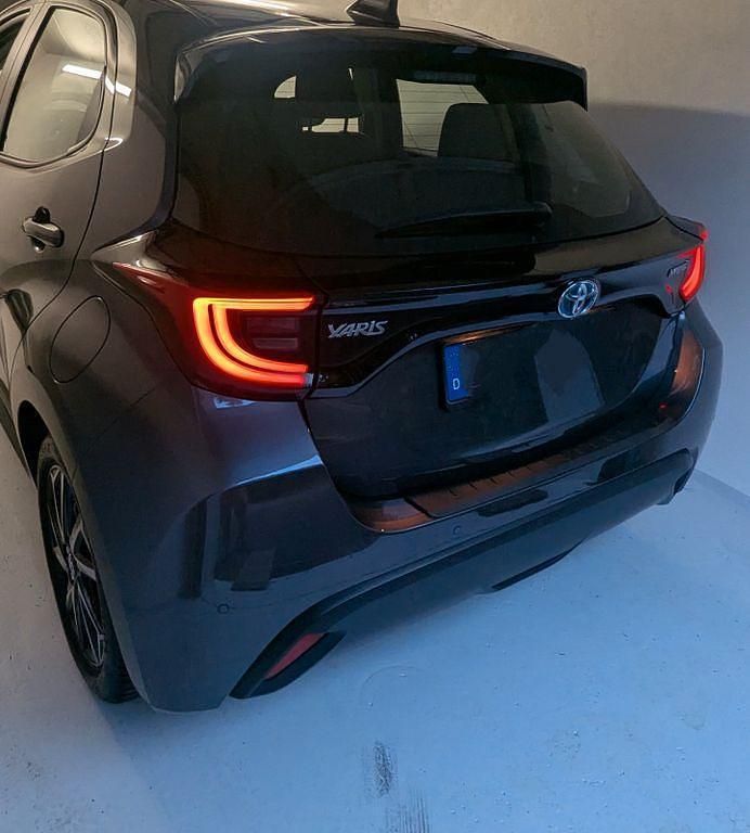 Grau Gebraucht 2022 Toyota Yaris Team Limousine | 19.500 € (Fairer Preis) - Bild 1/4