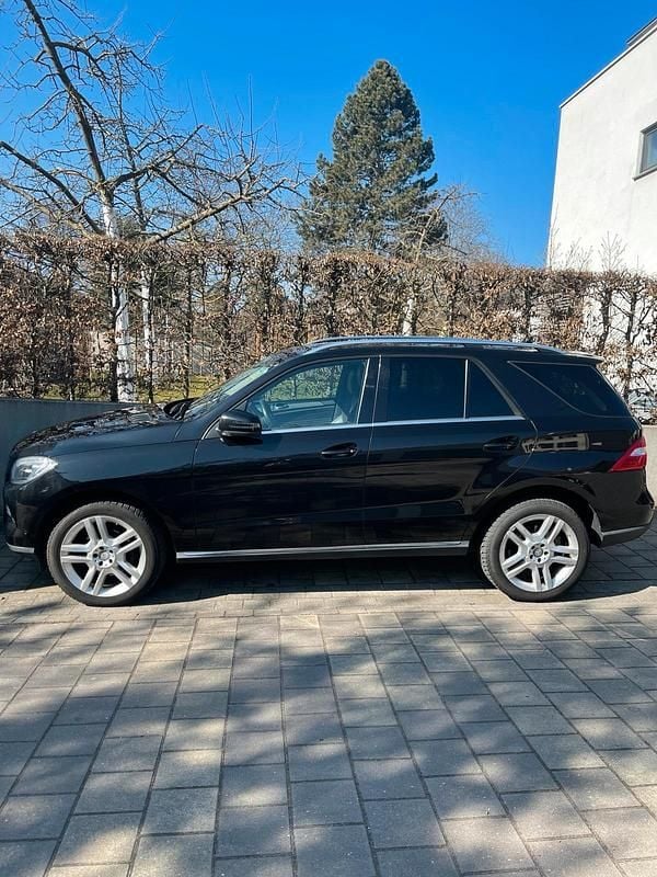 Second-hand Mercedes ML350 258 CP (189 kW) 2012 Negru SUV