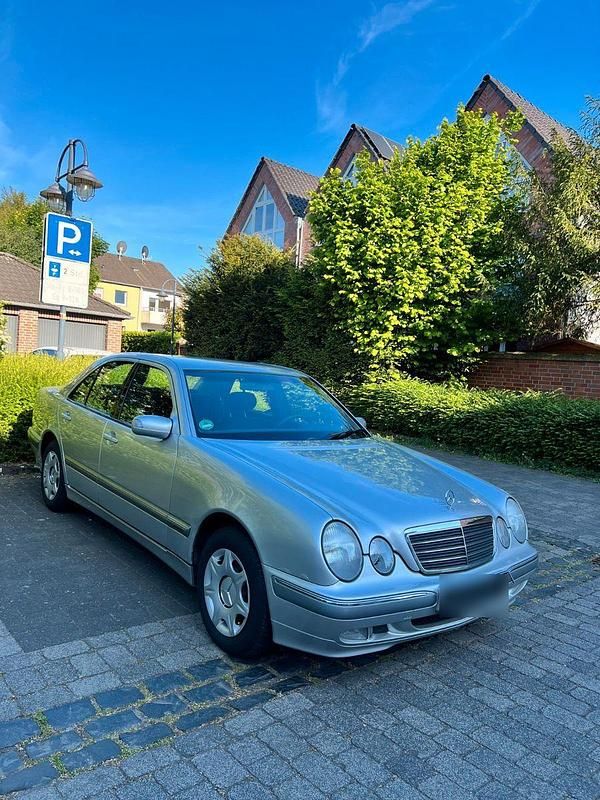 Second-hand Mercedes E200 Elegance 163 CP (119 kW) 2001 Argintiu Berlinǎ