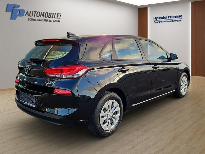 Gebraucht Hyundai i30 101 PS (74 kW) 2019 Rot Limousine