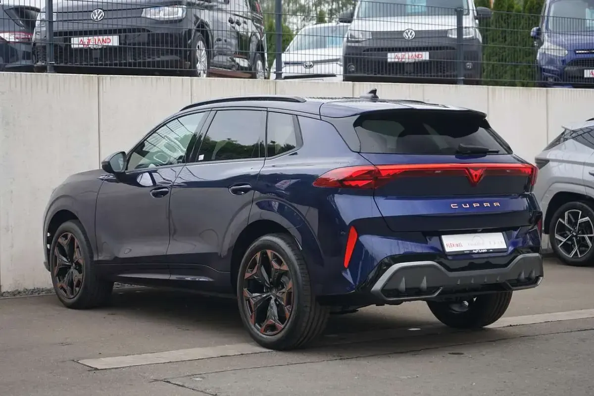 Neu Cupra Terramar 150 PS (110 kW) 2026 Cosmosblaumet. SUV