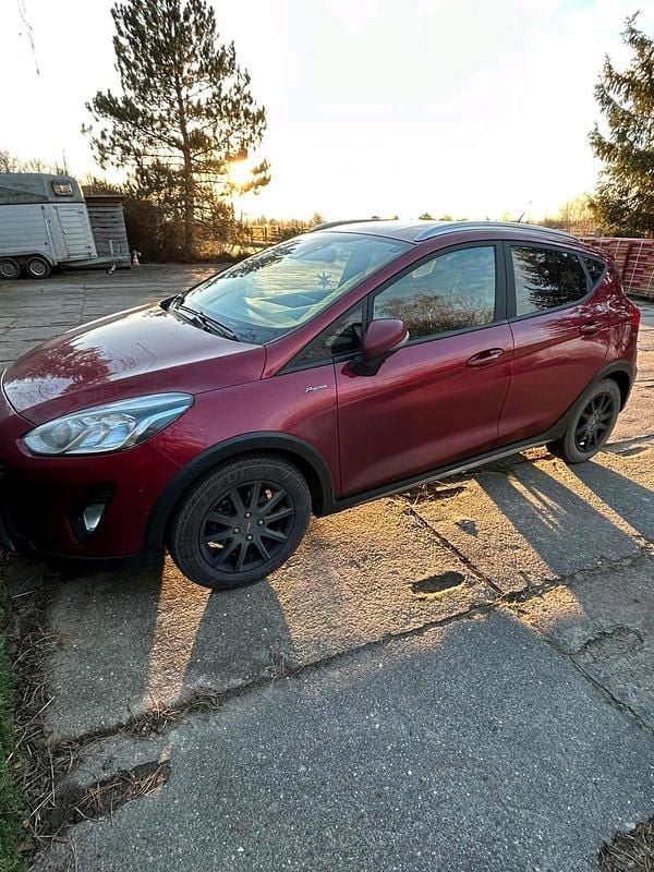 Rot Gebraucht 2018 Ford Fiesta Active Kleinwagen | 10.999 € (Guter Preis) - Bild 1/4