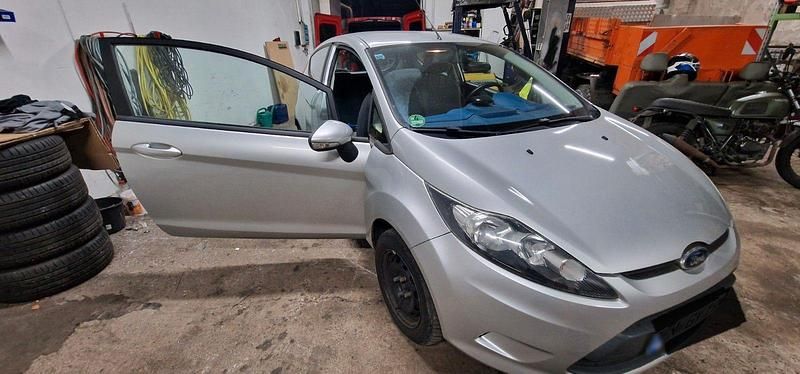 Gebraucht Ford Fiesta 60 PS (44 kW) 2009 Silber Kleinwagen