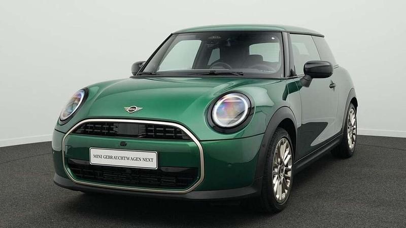 Grün Gebraucht 2024 Mini Cooper Favoured Kleinwagen | 26.374 € (Fairer Preis) - Bild 1/4